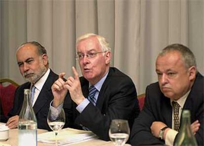 De izquierda a derecha, el director de la academia mexicana, José Moreno de Alba; el director de la española, Víctor García de la Concha, y el director del Instituto Castellano-Leonés de la Lengua, Gonzalo Santonja, estos días en Burgos.