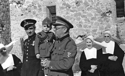 Toledo, 16 de julio. El general Moscardó con el niño Restituto Alcázar, nacido en el alcázar durante la Guerra Civil.