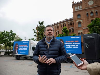 El presidente de Hazte Oír, Ignacio Arsuaga, ante la plaza de las Ventas de Madrid, con los vehículos de su campaña para presionar a Ayuso.
