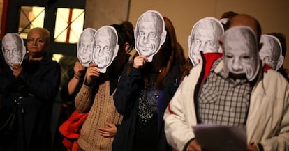 Residents of Barcelona&#039;s Raval district protest against local politicians&#039; silence on the killing of Ben&iacute;tez by wearing masks resembling the victim.  