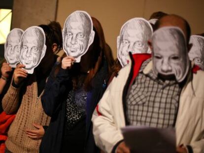 Residents of Barcelona&#039;s Raval district protest against local politicians&#039; silence on the killing of Ben&iacute;tez by wearing masks resembling the victim.  