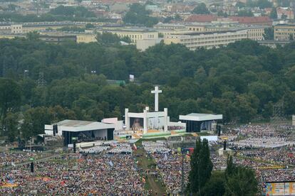 Vista general del parque Blonia de Cracovia, Polonia. A pesar de la fuerte tormenta, los peregrinos celebraron la misa de apertura de la Jornada Mundial de la Juventud, el martes 26 de julio.