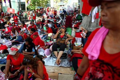 'Camisas rojas' descansan en una calle del centro de Bangkok.