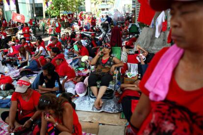 'Camisas rojas' descansan en una calle del centro de Bangkok.