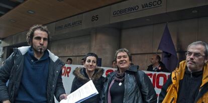 Representantes sindicales de ELA, LAB Y STEE-EILAS, frente a la sede del Gobierno vasco en Bilbao.