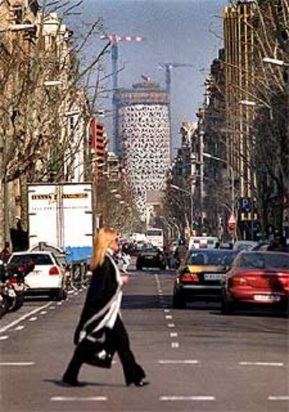 La torre de Agbar, desde el cruce de la calle de Casp con el paseo de Grcia.