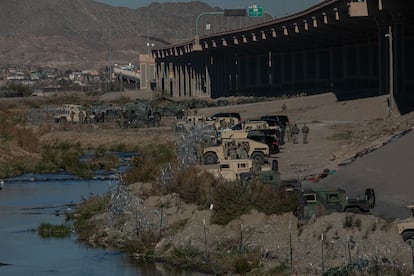 Elementos de la Guardia Nacional de Estados Unidos vigilan la frontera con México en la zona de Ciudad Juárez. 