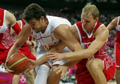 Anton Ponkrashov intenta robar la pelota a Marc Gasol.