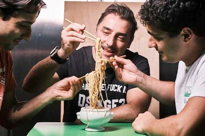 De izquierda a derecha: Marc, Jordi y Martí Roca, cocineros de El Celler de Can Roca. y autores del libro 'La nevera medio llena. Aquí no se tira nada'. Imagen proporcionada por la editorial Planeta Gastro.