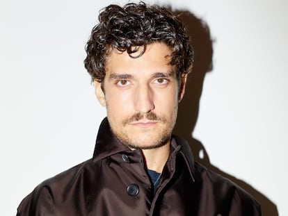 Louis Garrel viste de Prada, pero su porte y fotogenia permitirían que vistiese absolutamente cualquier cosa.