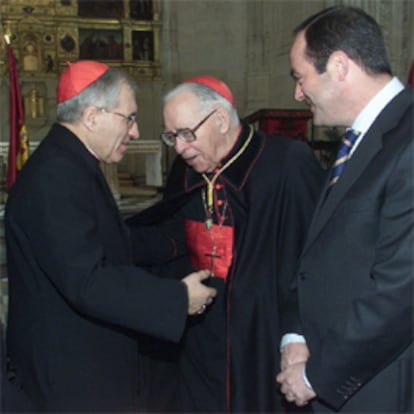 Marcelo González Martín, en el centro, junto al presidente de la Conferencia Episcopal Española, Antonio María Rouco Varela, y José Bono, durante un acto celebrado en marzo de 2003.