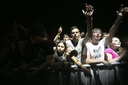 Ambiente de uno de los conciertos en el Festival de Benicàssim, ayer viernes.