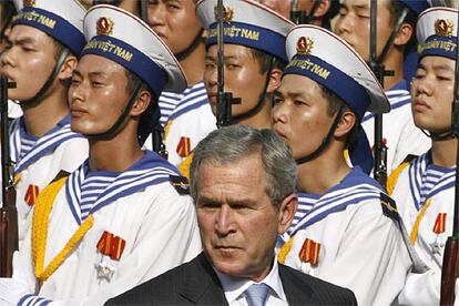 El presidente Bush, ante una guardia de honor en el palacio presidencial de Hanoi.