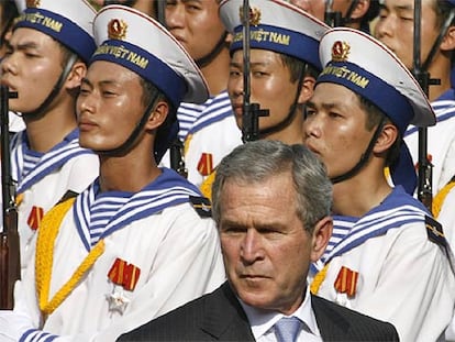 El presidente Bush, ante una guardia de honor en el palacio presidencial de Hanoi.