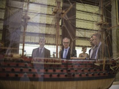 José Guirao (en el centro), durante su visita de ayer al Archivo General de Indias en Sevilla con su director Manuel Ravina (a su derecha); el concejal de Cultura sevillano, Antonio Muñoz, y el director general de Bellas Artes, Luis Lafuente