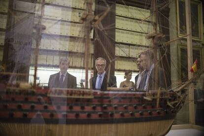 José Guirao (en el centro), durante una visita al Archivo General de Indias en Sevilla con su director Manuel Ravina (a su derecha); el entonces edil de Cultura, Antonio Muñoz, y el director general de Bellas Artes, Luis Lafuente.