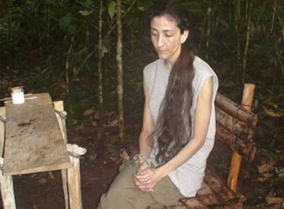 Ingrid Betancourt, durante su cautiverio en manos de las FARC, en una imagen difundida en noviembre de 2007.