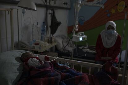 Un recién nacido junto a su madre dentro de la unidad pediátrica del Hospital Universitario Rafik Hariri. El hospital es el más grande del Líbano y el principal del país, y prioriza los quirófanos y las unidades de almacenamiento para ahorrar combustible.  