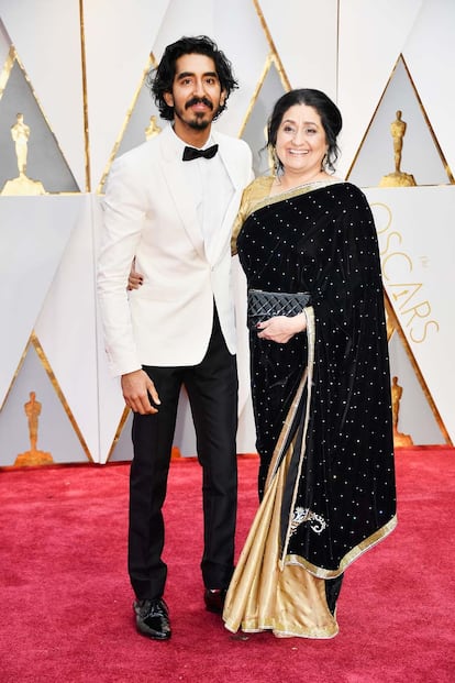 Dev Patel, nominado a mejor actor de reparto por Lion, acudió acompañado de su madre, Anita Patel. Él, con traje de Burberry