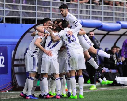 Los jugadores del Real Madrid celebran el primer gol de Benzema ante el Eibar.