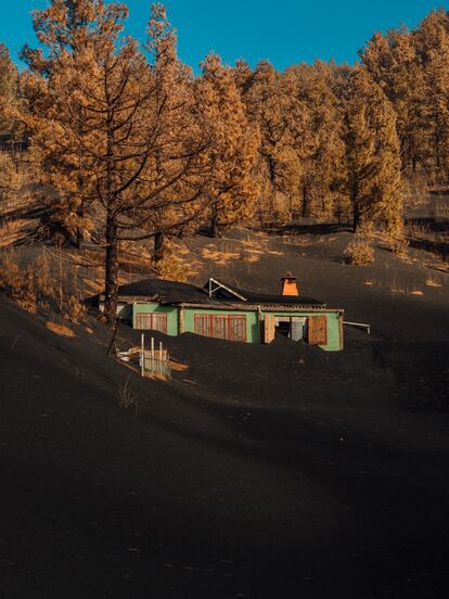 Una casa cerca del cráter de Cumbre Vieja semienterrada por la ceniza volcánica.