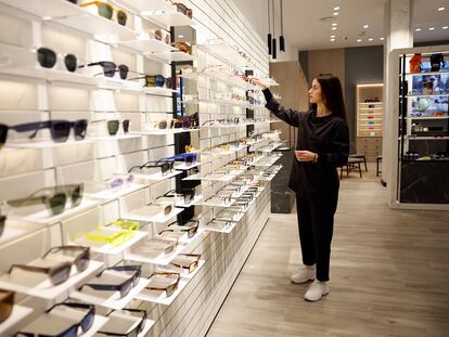 Tienda de Multiópticas en el Centro comercial La Gavia, en Madrid.