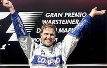 Schumacher, el hermano de Michael Schumacher, celebra su victoria.