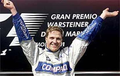 Schumacher, el hermano de Michael Schumacher, celebra su victoria.