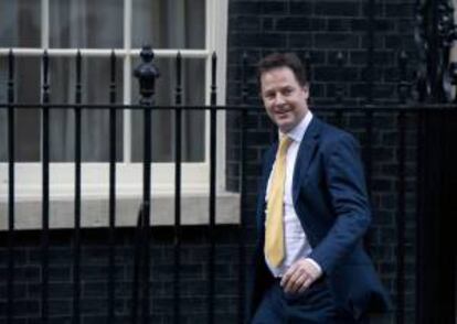 El viceprimer ministro británico, Nick Clegg, sale del 10 de Downing Street para acudir al Parlamento en Londres, Reino Unido. EFE/Archivo