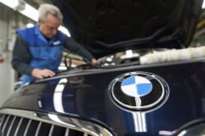 En la imagen, l&iacute;nea de montaje del BMW serie 6 en la planta que la firma de autom&oacute;viles tiene en Dingolfing (Alemania). EFE/Archivo