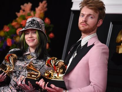 Los hermanos y músicos Finneas O'Connel y Billie Eilish, en los premios Grammy en Los Ángeles el pasado 14 de marzo.