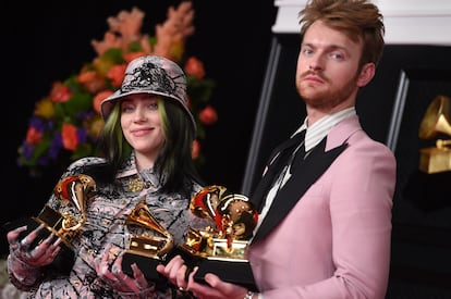 Finneas y Billie Eilish posan con los premios Grammy 2021