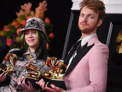 Los hermanos y músicos Finneas O'Connel y Billie Eilish, en los premios Grammy en Los Ángeles el pasado 14 de marzo.