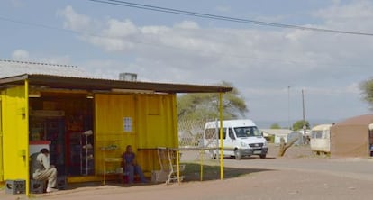 La vida comercial se ha resentido en Marikana y Wonderkop, algunas tiendas han tenido que cerrar por no poder pagar a los proveedores y otras han visto reducida su negocio a mínimos.