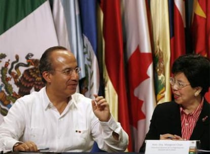 El presidente de México, Felipe Calderón, con la directora de la OMS, Margaret Chan, en Cancún.