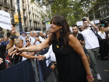 Laura Borràs saluda a las personas que interrumpieron el minuto de silencio durante el homenaje a las víctimas del 17-A, el miércoles en Barcelona.