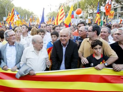Jordi Pujol, entre Xavier Trias y Josep Antoni Duran, a la cabeza de la manifestaci&oacute;n independentista de la Diada de 2012.
 