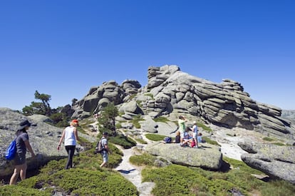 Desde el pasado mes de septiembre Guadarrama es el 15º parque nacional de España. Un territorio de 34.000 hectáreas, entre Segovia y Madrid, donde airearse entre matorrales, pinares, sabinares, enebrales, pastizales de alta montaña, estepas leñosas de altura y cascajares. En la foto, senderistas en el macizo de Sietos Picos.