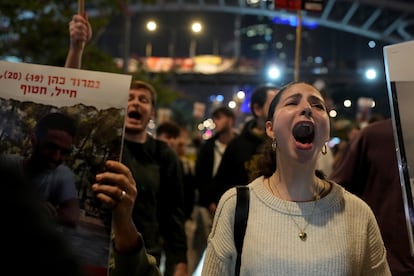 Familiares de secuestradas por Hamás celebran el alto el fuego mientras participan en una manifestación en Tel Aviv (Israel), este miércoles.  