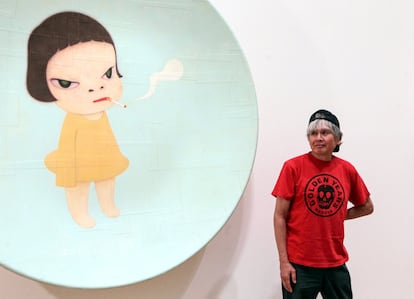 El artista, junto a la obra 'Demasiado joven para morir'.