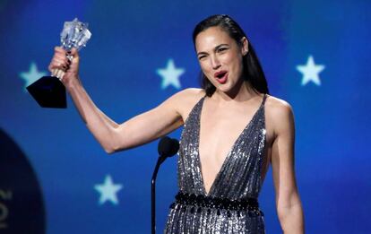 La actriz Gal Gadot recoge el premio a mejor pel&iacute;cula de acci&oacute;n por &#039;Wonder Woman&#039; en los Critics&rsquo; Choice Awards.