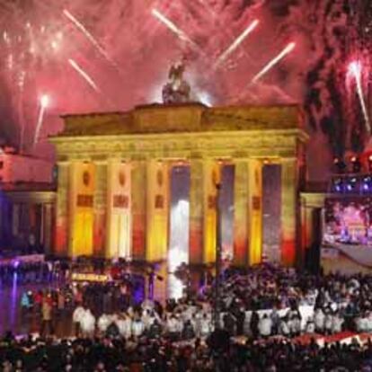 Los fuegos artificiales iluminan la Puerta de Brandeburgo durante la celebración del 20º aniversario de la caída del muro de Berlín.