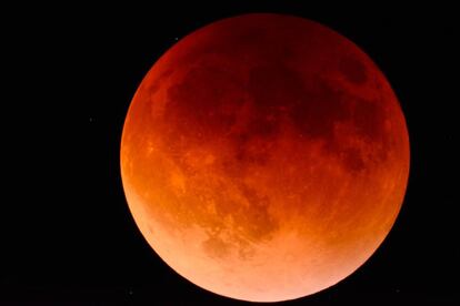 Este eclipse lunar teñirá al satélite de un color rojo en distinta intensidad dependiendo del lugar desde donde lo veamos
