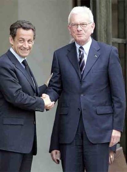 Sarkozy (izquierda), con el presidente del Parlamento Europeo, Hans-Gert Pöttering, ayer en París.