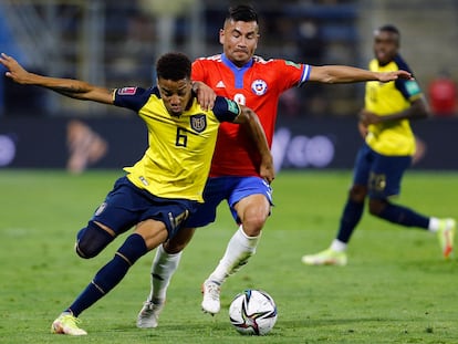 Byron Castillo protege el balón ante el chileno Meneses en uno de los partidos de clasificación para el Mundial de Qatar entre Ecuador y Chile.