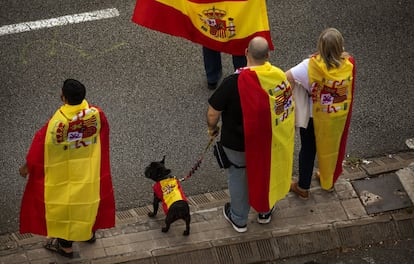 Los manifestantes, acompañados por un gran número de banderas españolas y algunas senyeras (la bandera oficial de Cataluña) han coreado cánticos para rechazar los disturbios de las últimas dos semanas