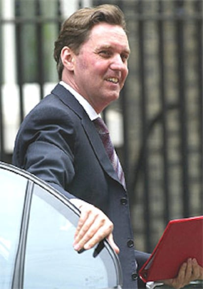 El ministro de Sanidad saliente, Alan Milburn, llega a Downing Street.