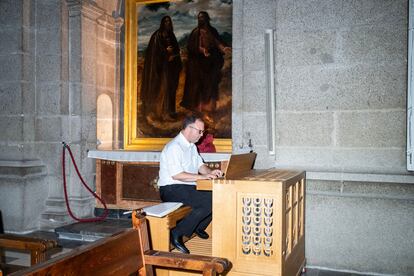 
El Padre Pedro Alberto, tocando en uno de los órganos de la basílica.
