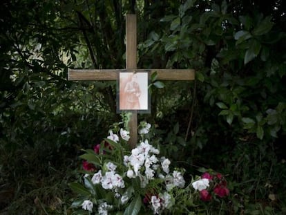 Fotografía de Pedro Uriguen en la cruz de madera junto a su tumba
