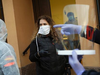 Eva Gallegos, alcaldesa de Madarcos, organiza un reparto de material fabricado por los vecinos, el pasado 3 de abril.